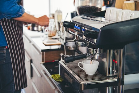 plateau-de-travail-au-cafe-bistro Barista préparant un café au comptoir du café bistro